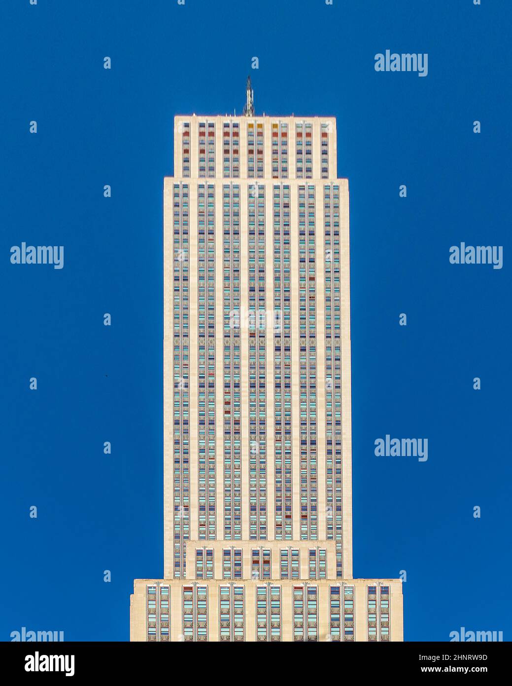 Blick auf das Empire State Building von der Straße aus Stockfoto