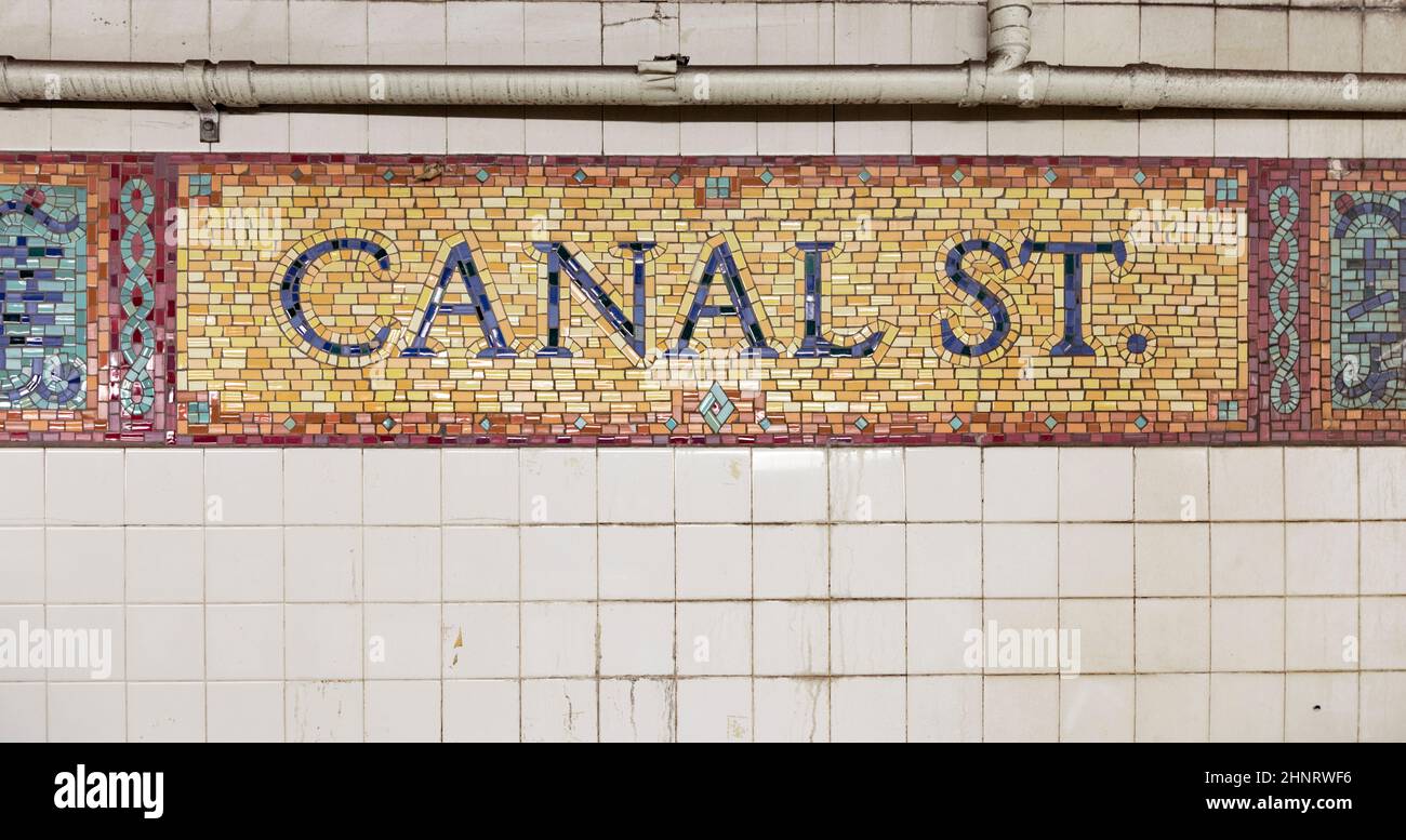 Altes Metroschild in der Grachtenstraße im Jugendstil in New york Stockfoto