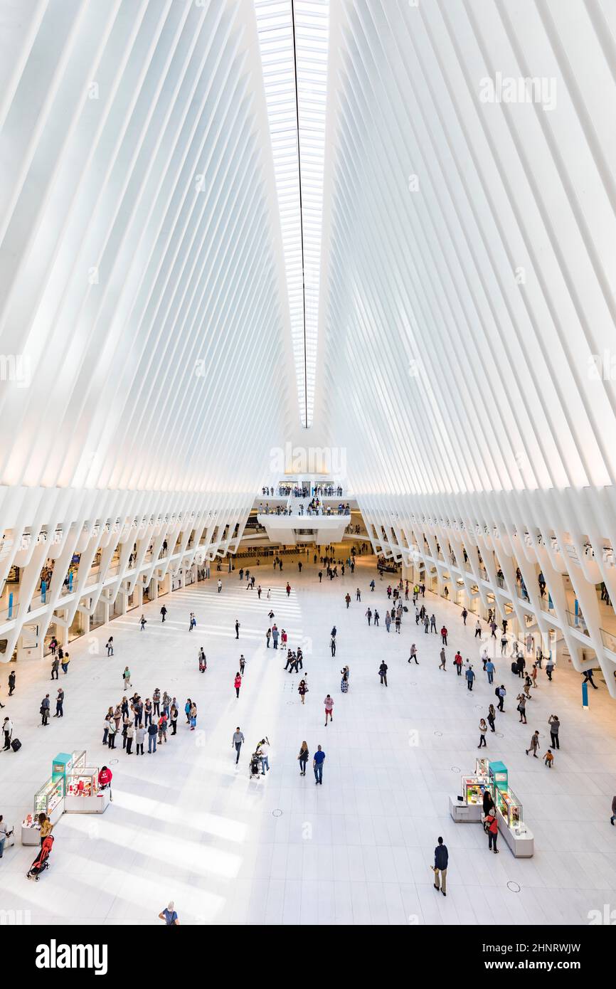 Oculus Innenraum des White World Trade Center Station mit Menschen in New York Stockfoto