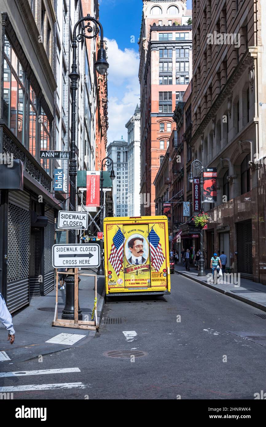 streetlife in der Innenstadt von New York. Der Paketdienst Maurer mit seinen vintage lackierten gelben Lastwagen liefert Pakete Stockfoto