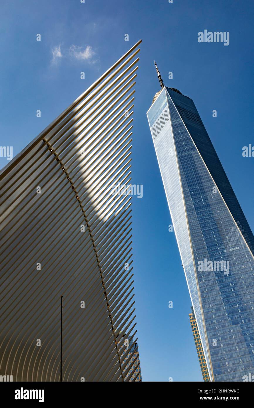 Die markante architektonische Form des Verkehrsknotenpunkts Oculus steht vor einem hellen Blick auf den Turm des One World Trade Center Stockfoto