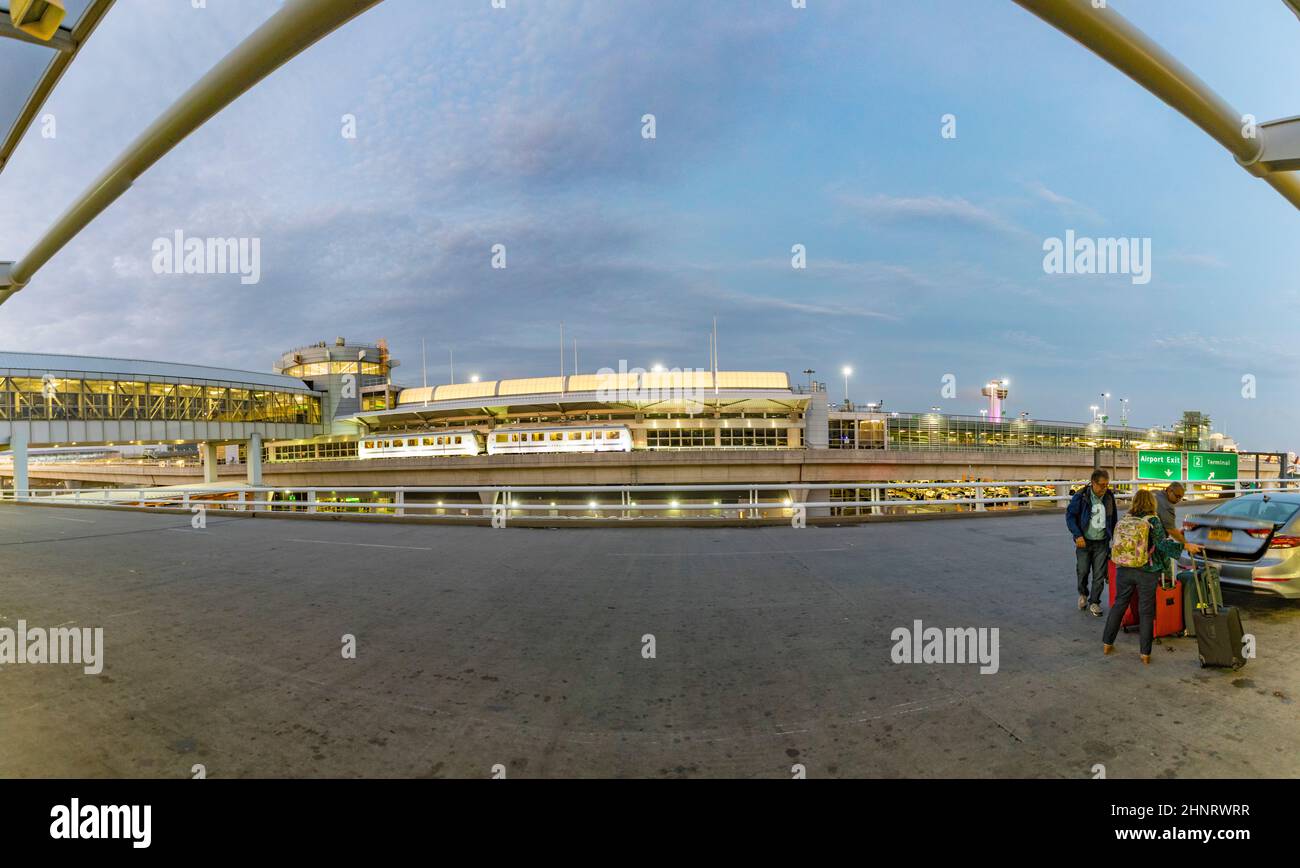 Der Luftzug verbindet das Terminal 1 mit 4 am John F. Kennedy Airport Stockfoto