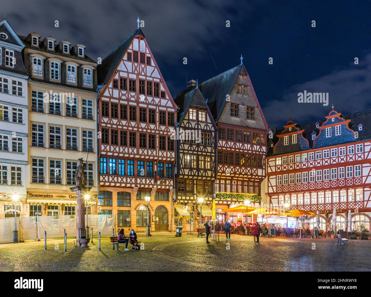 Altes mittelalterliches Gebäude am Romerberg Platz. Es ist im Mittelalterstil in der Altstadt - einem historischen Zentrum der Stadt - hergestellt Stockfoto