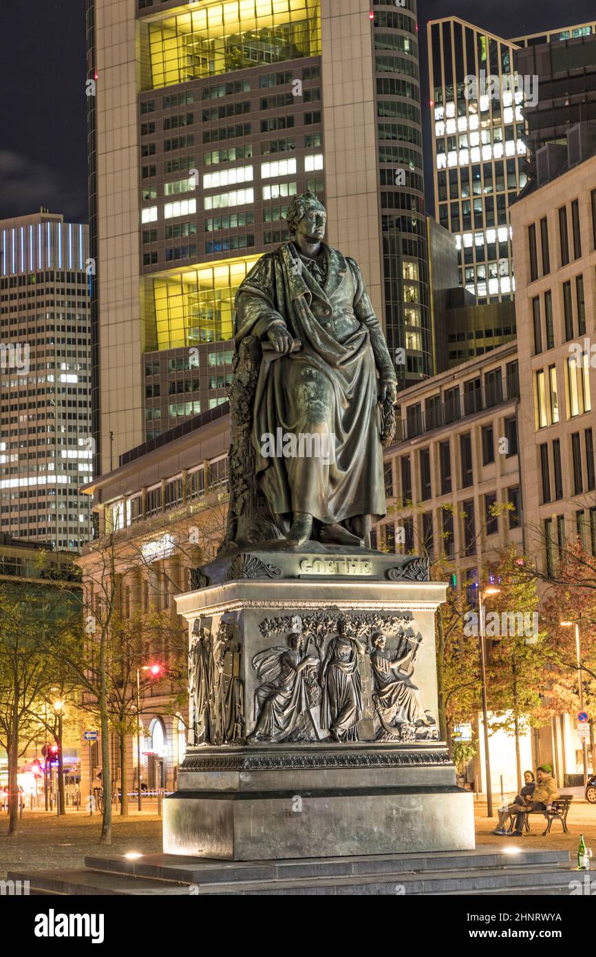 Statue des Dichters Johann Wolfgang von Goethe in Frankfurt bei Nacht Stockfoto