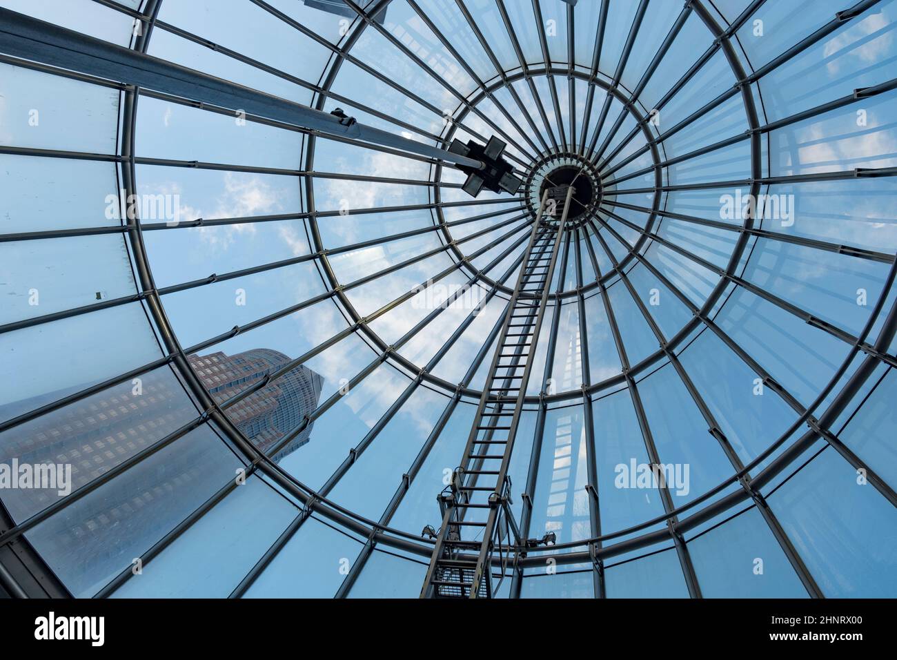 Amous Trade Tower in Frankfurt, Deutschland vom Eingang der U-Bahn-Station Messe aus gesehen Stockfoto