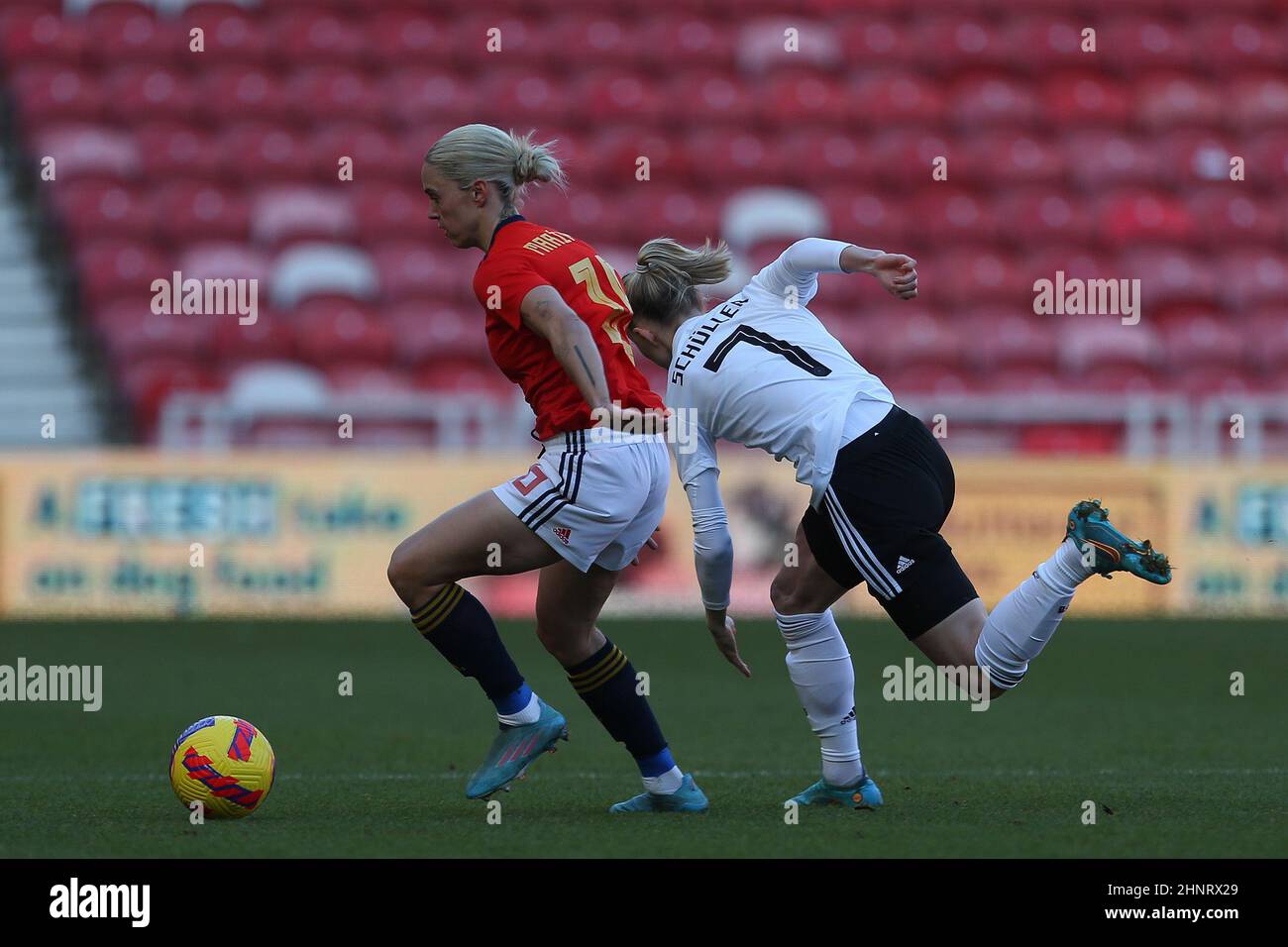 MIDDLESBROUGH, GROSSBRITANNIEN. FEB 17th Spaniens Cheftrainer Jorge Vilda Leila Ouahabi im Einsatz mit Deutschlands Lea Schuller während des Arnold Clark Cup Spiels zwischen Deutschland und Spanien im Riverside Stadium, Middlesbrough am Donnerstag, 17th. Februar 2022. (Kredit: Mark Fletcher | MI News)L Kredit: MI Nachrichten & Sport /Alamy Live News Stockfoto