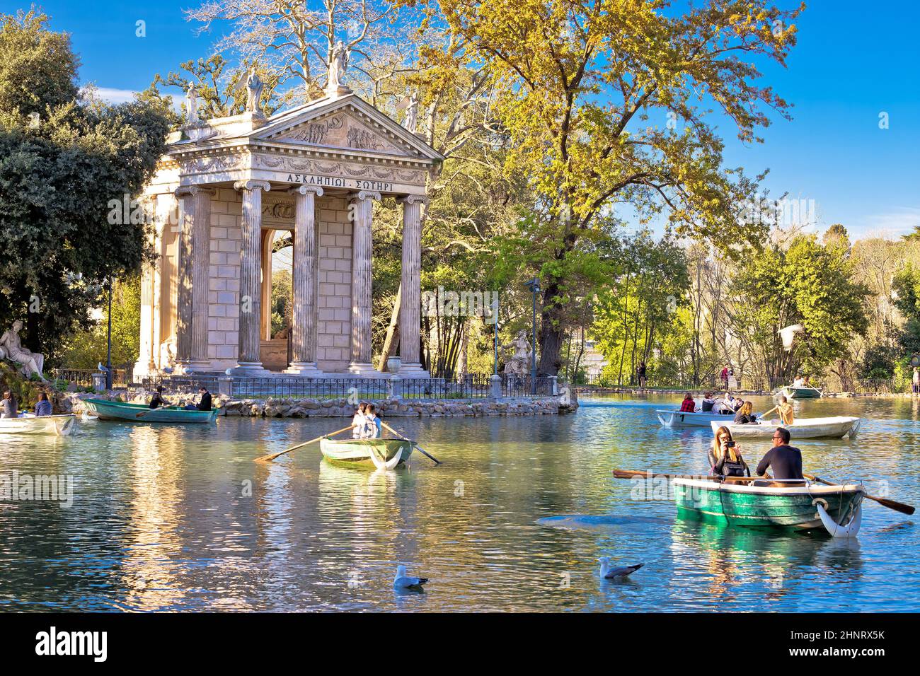 Laghetto Di Borghese See und Tempel des Asklepios in Rom, Hauptstadt Italiens. Stockfoto