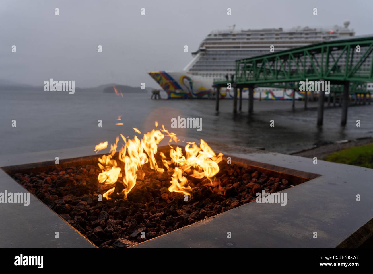 Echte Outdoor Flamme und Kreuzschiff in Alaska Stockfoto