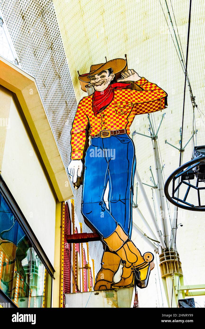 Berühmtes Cowboy-Neonschild hoch über der Fremont Street. Stockfoto
