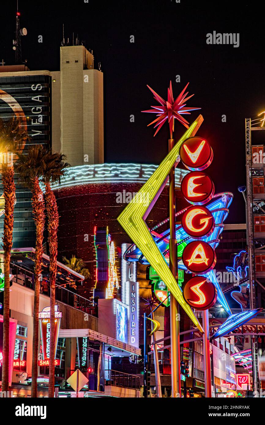 Die legendäre Fremont Street im „Old Las Vegas“ bietet historische Kasinos, Bars, Neonschilder und Hotels, die weiterhin Touristen aus der ganzen Welt anziehen. Stockfoto