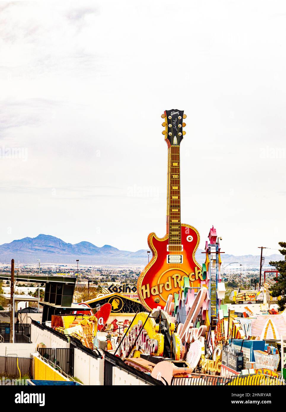 Vintage Hard Rock Cafe riesiges Gitarrenschild in der Abenddämmerung in der Freilichtausstellung des Neon Museums Stockfoto