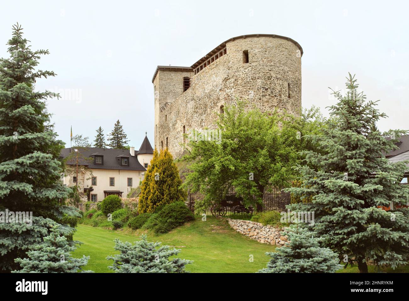 Liptovsky Hradok, Slowakei - 27. Mai 2018: Burg "Novy hrad" (erste schriftliche Aufzeichnung der Festung "Wywar" vom 1341), Blick von hinten, mit Schloss im Hintergrund. Stockfoto