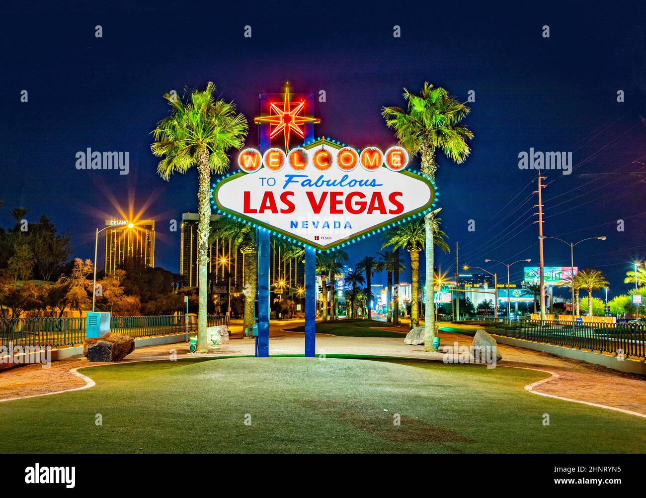 Berühmtes Las Vegas-Schild am Stadteingang, Details bei Nacht Stockfoto