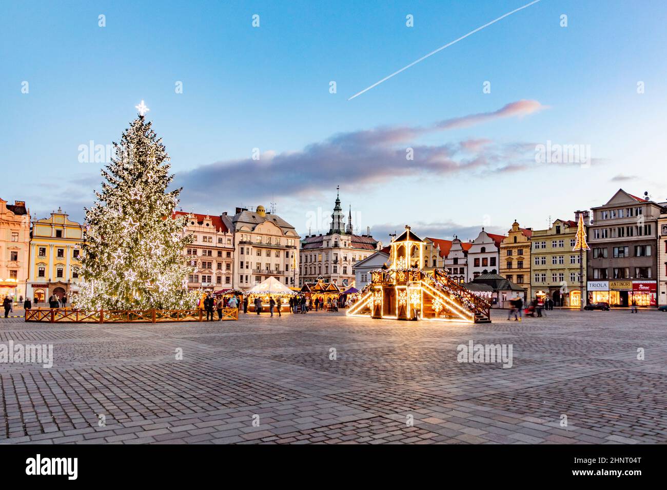 Romantischer Winterweihnachtsmarkt mit Imbissständen am Republikplatz in Pilsen Stockfoto