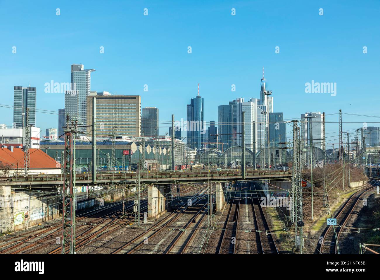 Blick auf den Hauptbahnhof Frankfurt mit Bahn und Bahn Skyline der Frankfurter Innenstadt Stockfoto