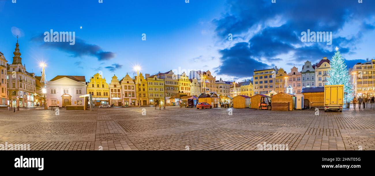 Romantischer Winterweihnachtsmarkt mit Imbissständen am Republikplatz in Pilsen Stockfoto