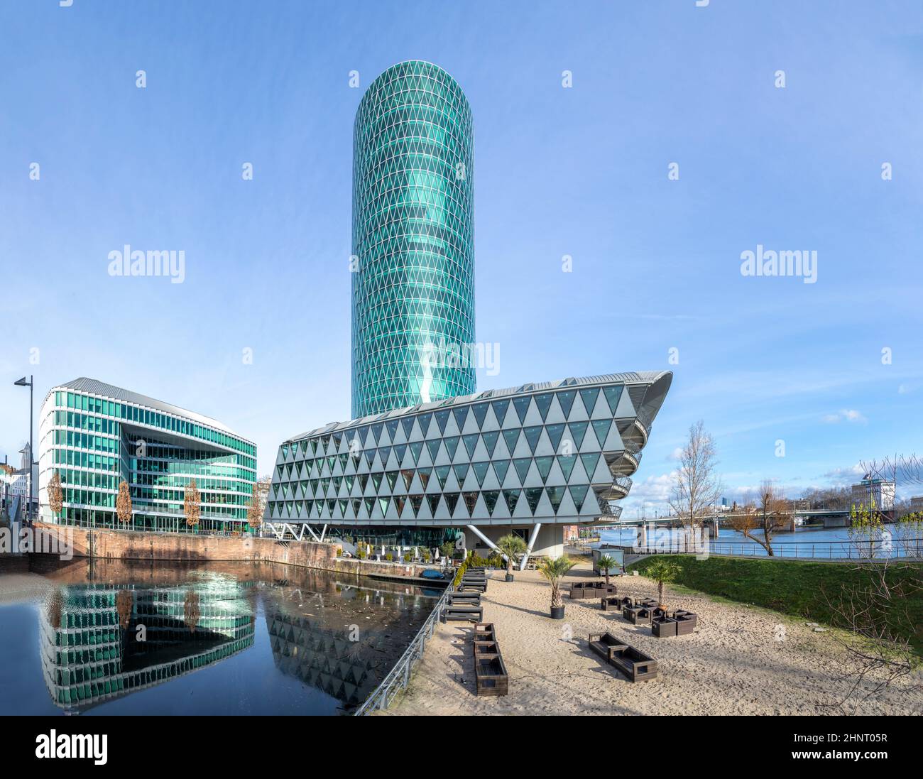 Blick auf den Westhafenturm im Westhafennähe in Frankfurt, Deutschland Stockfoto