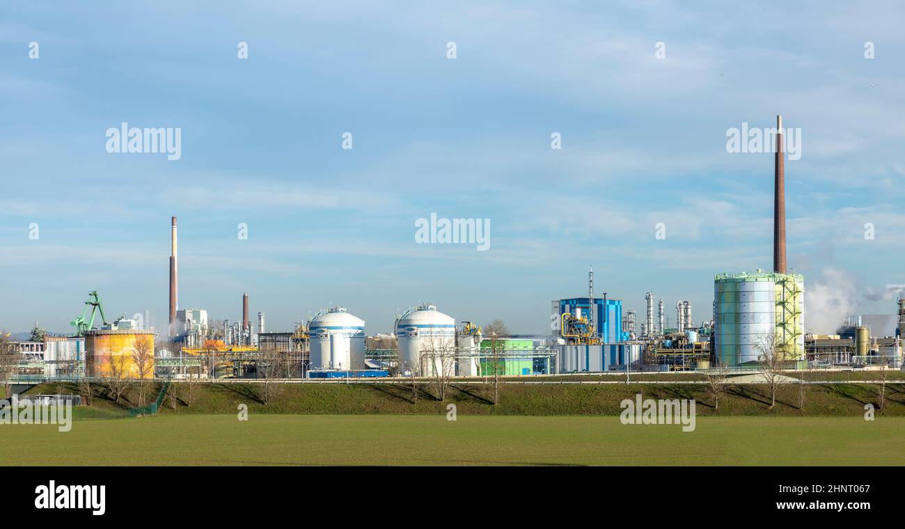 Blick auf das Industriegebiet Hoechst mit Silos, Schornsteinen und Kraftwerk in Frankfurt Stockfoto