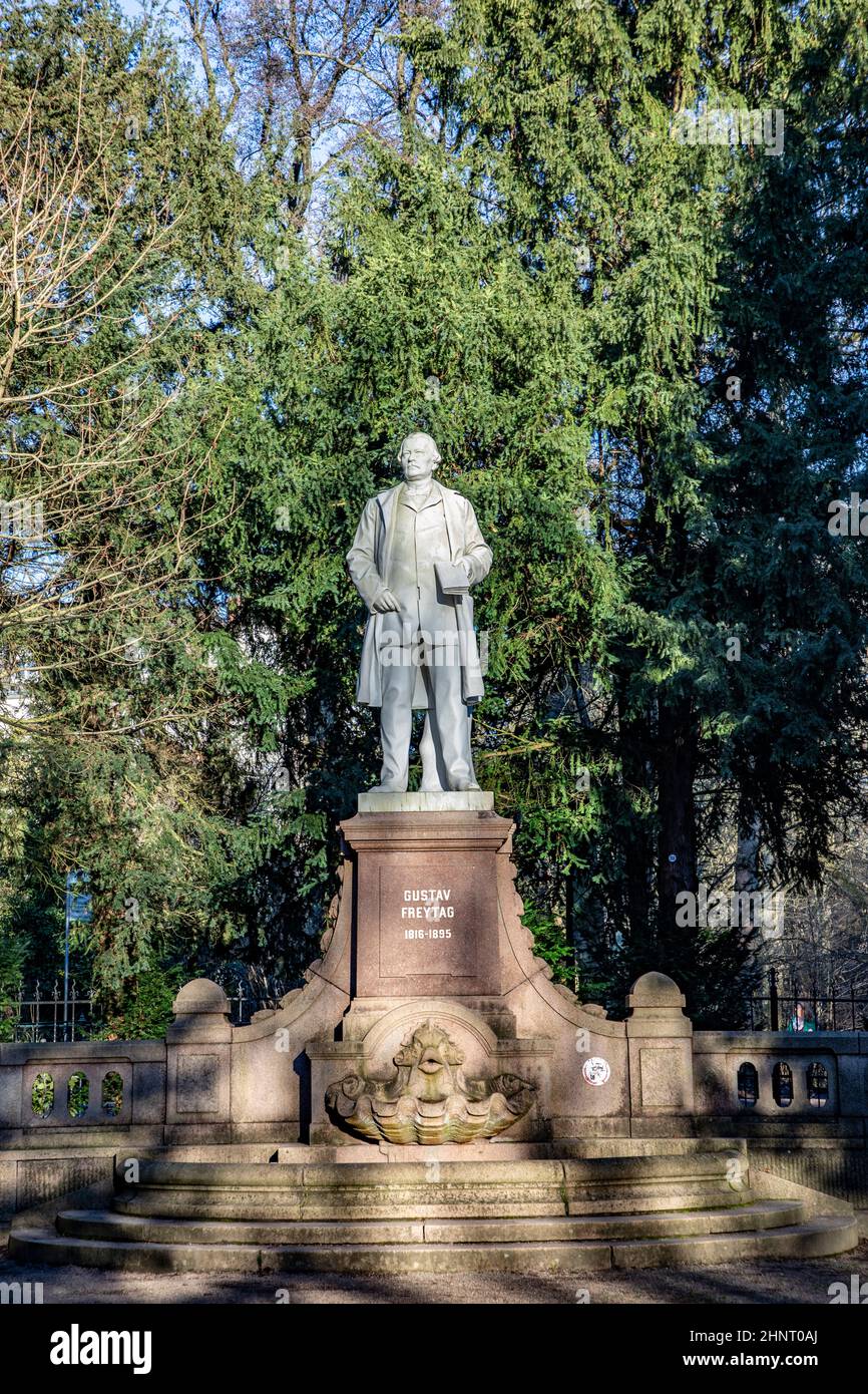 Statue von Gustav Freytag, einem Autor, der in Wiesbaden arbeitete. Stockfoto