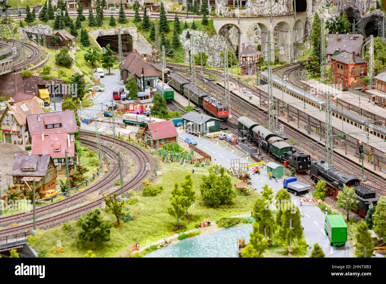 Detail der Modelleisenbahn mit Landschaft, Dörfern und fahrenden Zug Stockfoto