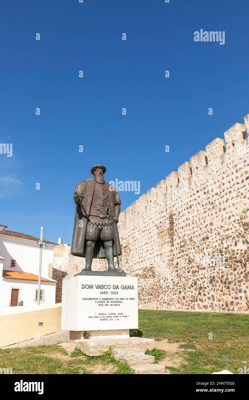 Portugiesische Entdecker Vasco da Gama Statue vor der Kirche in Sines. Alentejo, Portugal Stockfoto