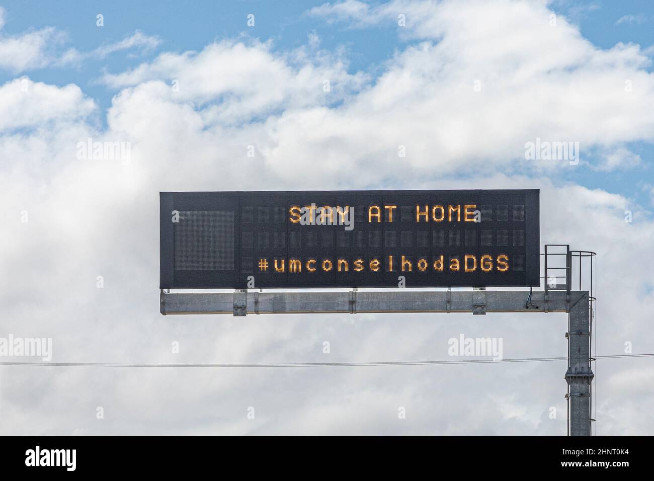 schild Bleiben Sie zu Hause in Portugal auf einer lokalen Route, um Menschen während der Corona-Krise zu Hause zu bleiben. Stockfoto schild Bleiben Sie zu Hause in Portugal auf einer lokalen Route, um Menschen während der Corona-Krise zu Hause zu bleiben. Stockfoto