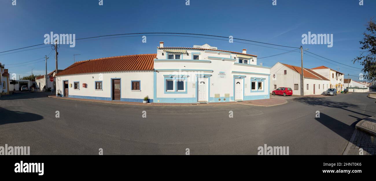Malerisches kleines Dorf Sao Teotonio an der Algarve, Portugal ohne Menschen Stockfoto
