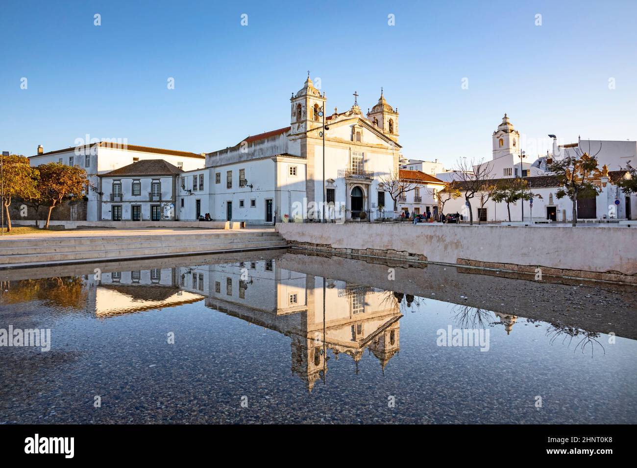 Platz von Lagos Stadt mit Kathedrale in Wasserspiegelung an der Algarve Stockfoto