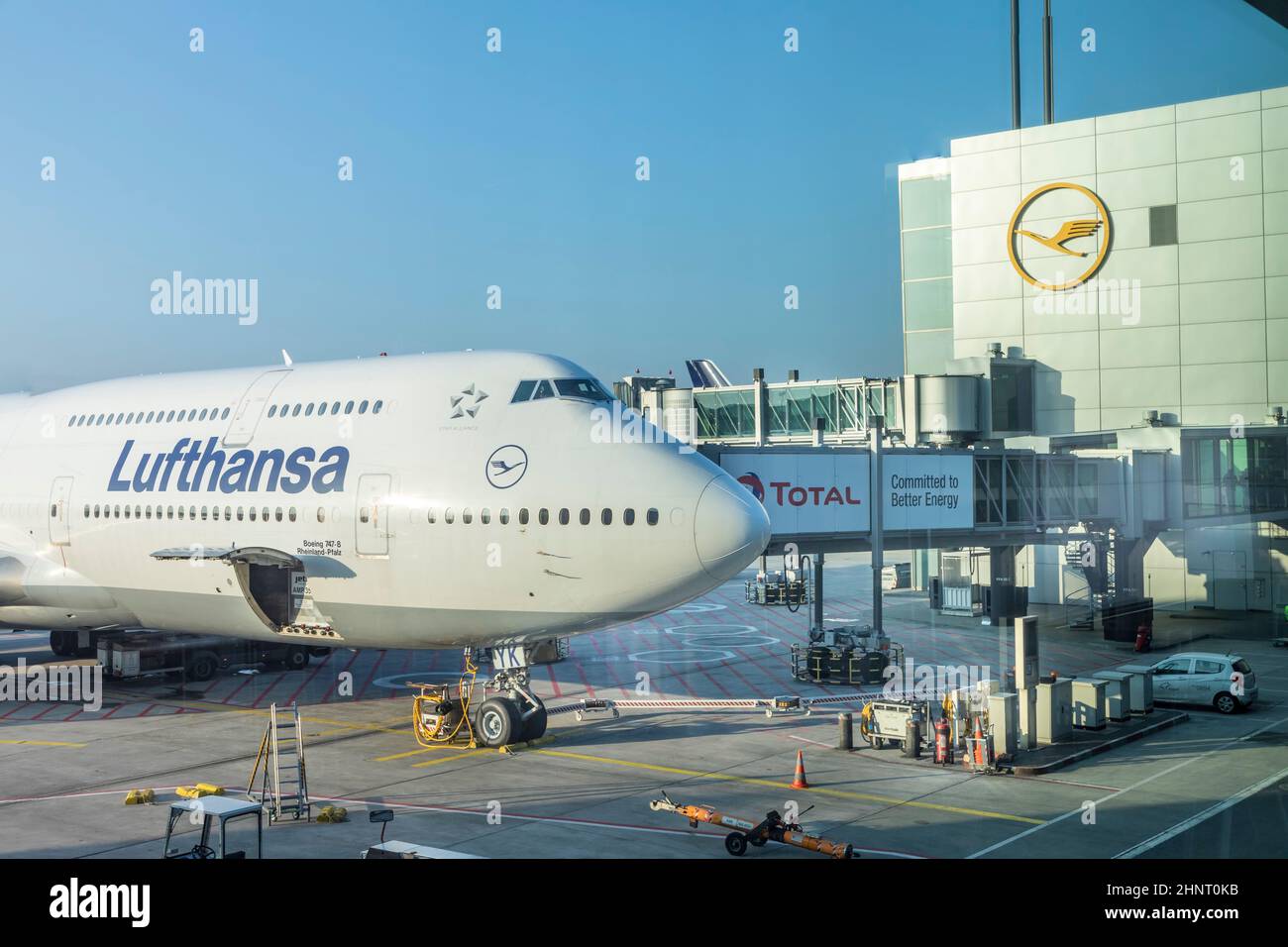 lufthansa Flug mit Boeing 747 ist am Frankfurter Flughafen bereit zum Verladen Stockfoto