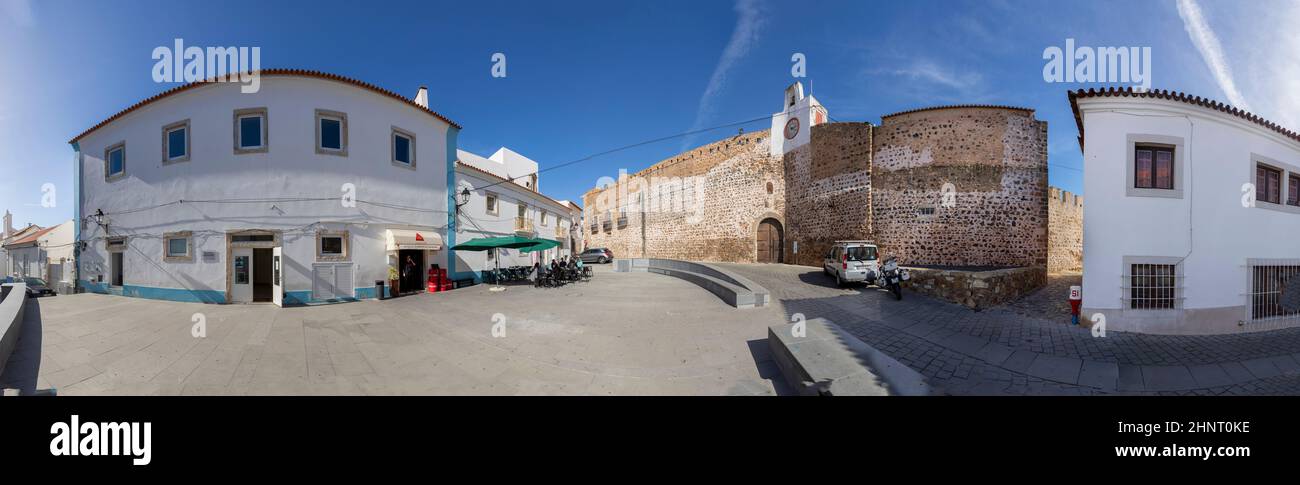 mall Häuser in der historischen Stadt Sines mit einer Mauer aus altem Schloss Stockfoto
