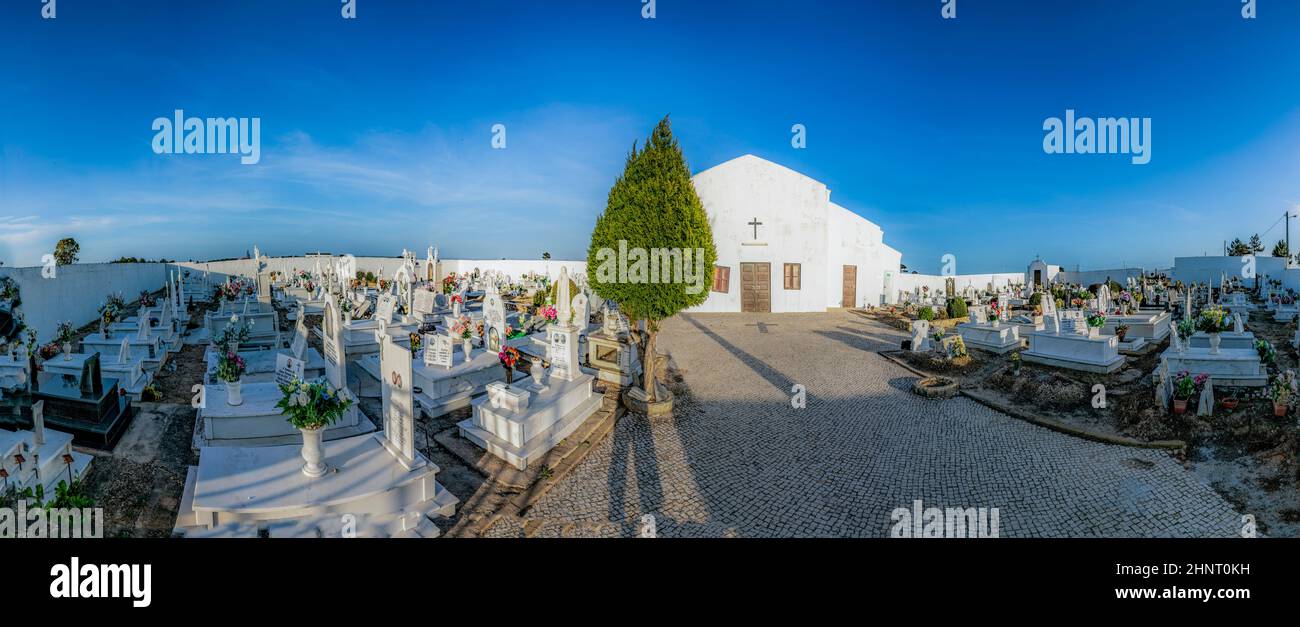 Friedhof des malerischen kleinen Dorfes Rogil an der Algarve, Portugal ohne Menschen Stockfoto