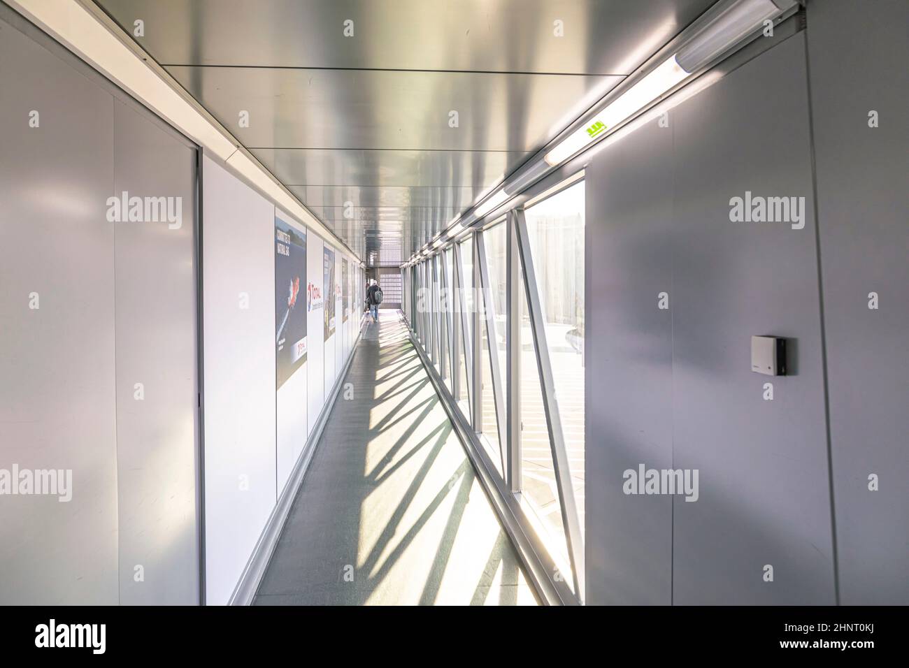 Leerer Passagiergang zum Flugzeug am Frankfurter Flughafen Stockfoto