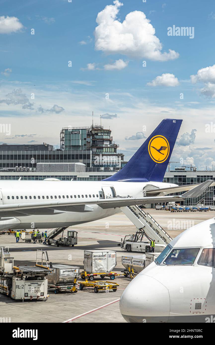 Lufthansa-Flugzeuge am Boden bereit für das Boarding während der reduzierten Verkehrssituation durch Corona am Frankfurter Flughafen Stockfoto