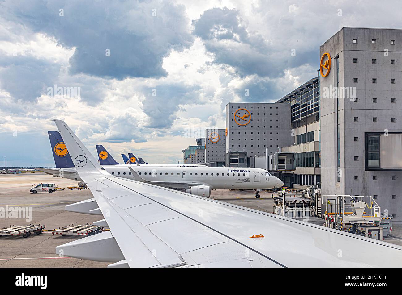 Lufthansa-Flugzeuge am Boden bereit für das Boarding während der reduzierten Verkehrssituation durch Corona am Frankfurter Flughafen. Stockfoto