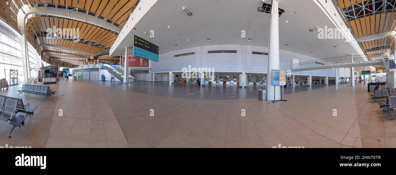Eingangshalle des Flughafens von Faro ohne Touristen aufgrund der Schließung von Corona in Portugal Stockfoto