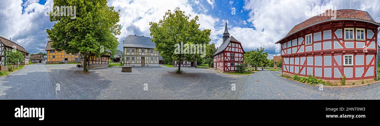 Marktplatz am Hessenpark in Neu Anspach. Seit 1974 wurden mehr als 100 gefährdete Gebäude im Freilichtmuseum Hessenpark neu errichtet Stockfoto