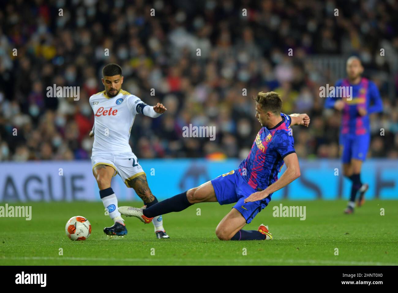 Barcelona, Spanien.17. Februar 2022. Insigne von SSC Napoli dribbelt Nico vom FC Barcelona während des Europa League-Spiels zwischen dem FC Barcelona und dem SSC Napoli im Camp Nou Stadium. Kredit: Rosdemora/Alamy Live Nachrichten Stockfoto