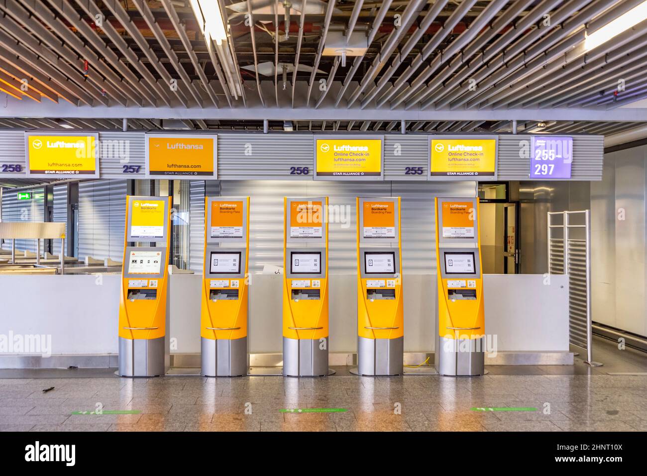 Fast leeres Terminal 1 während des Coronavirus Corona Virus COVID-19 am Frankfurter Flughafen (FRA) in Deutschland. Stockfoto