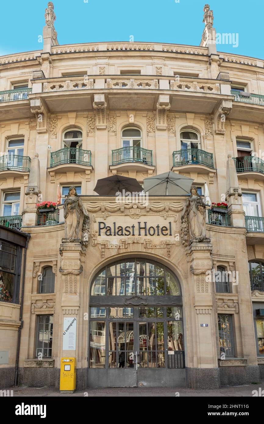 Fassade des berühmten Schlosshotels in Wiesbaden. Es dient heute als Apartment-Hotel für arme Menschen Stockfoto