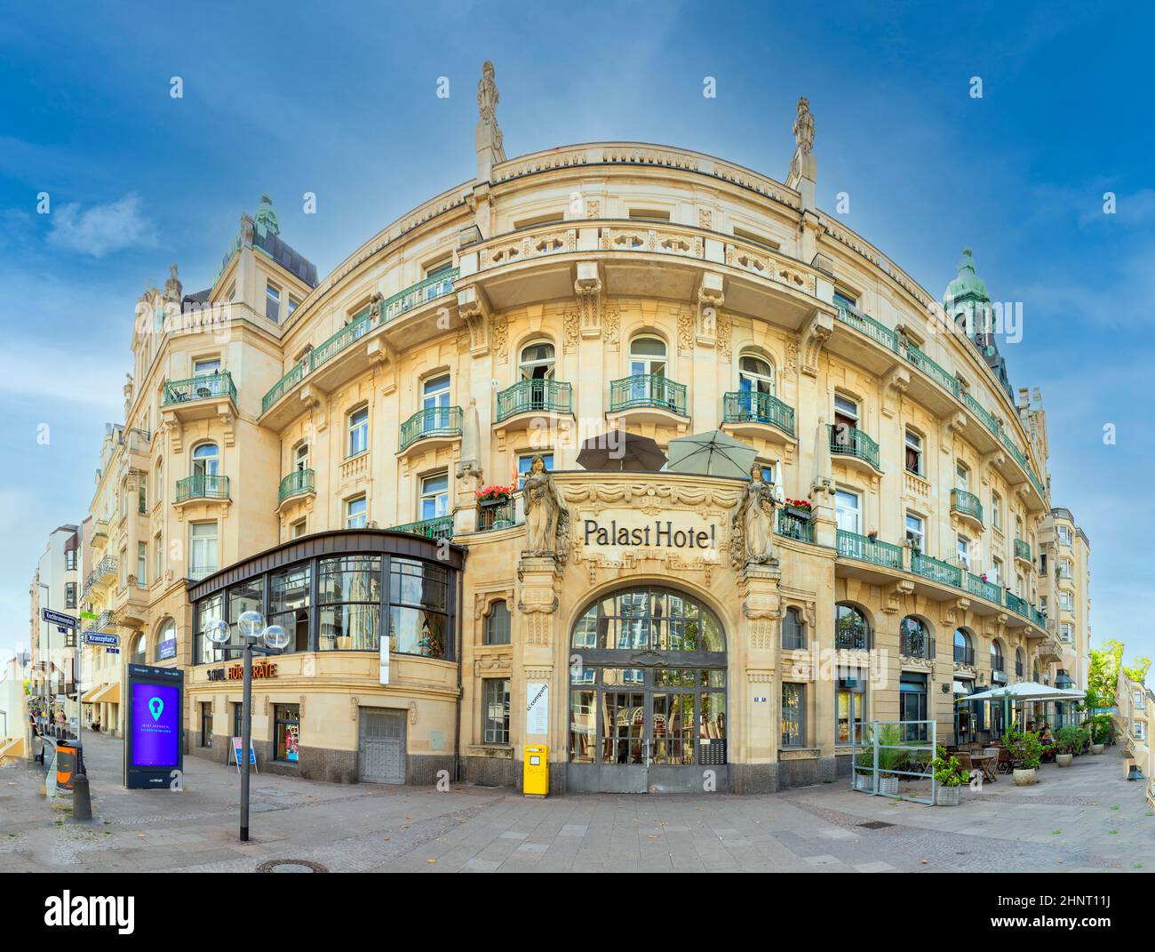 Fassade des berühmten Schlosshotels in Wiesbaden. Es dient heute als Apartment-Hotel für arme Menschen Stockfoto