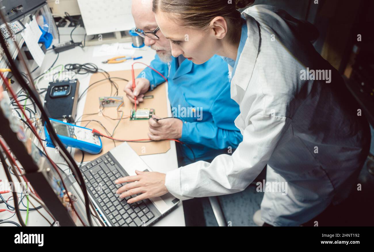 Team von Entwicklungsingenieuren, die im Labor neue elektronische Produkte entwickeln Stockfoto