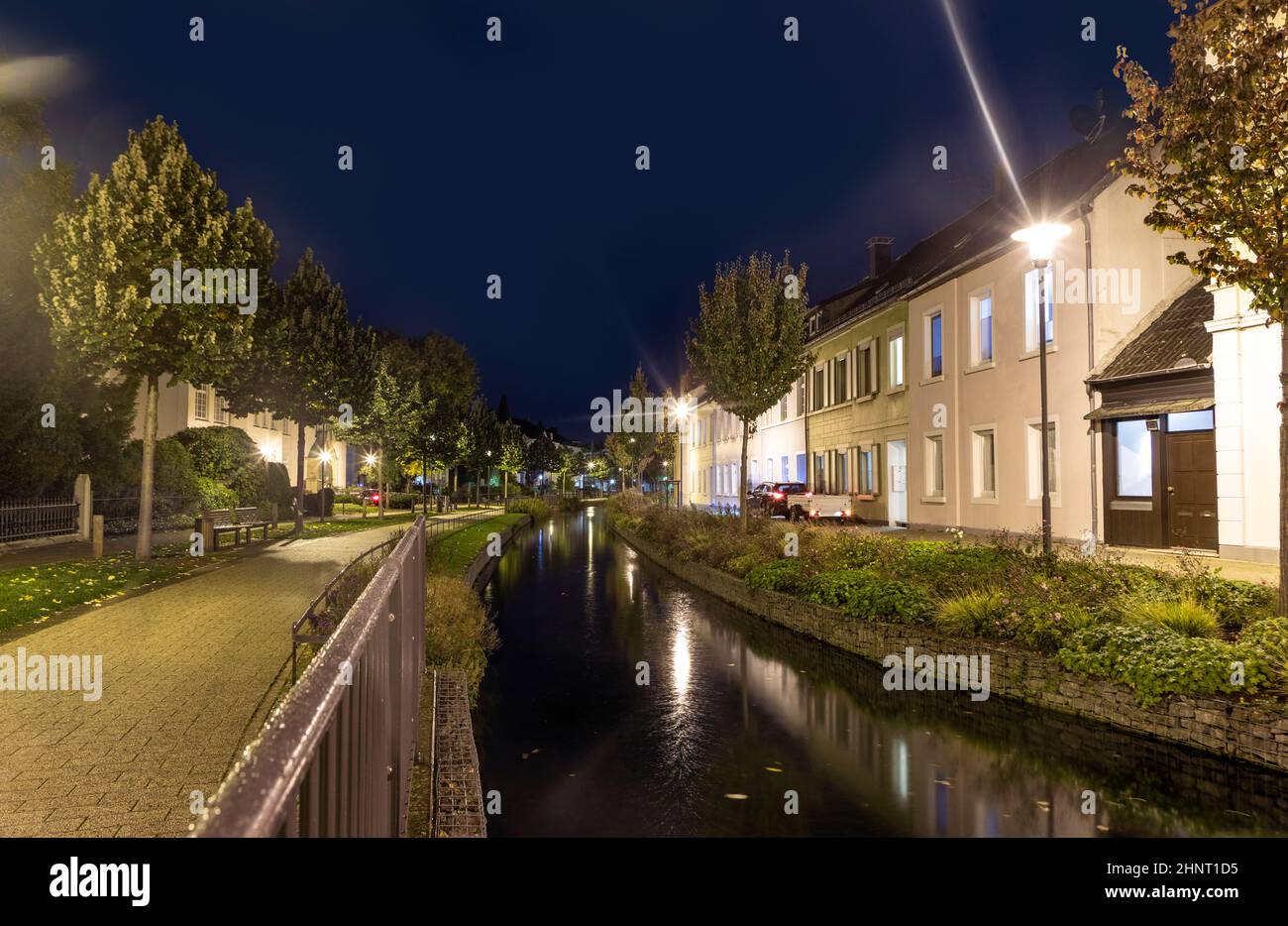 Nachtansicht des Friedrichstaler Kanals in Detmold Stockfoto
