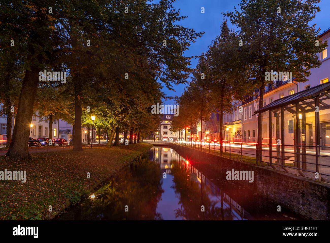 Nachtansicht des Friedrichstaler Kanals in Detmold Stockfoto