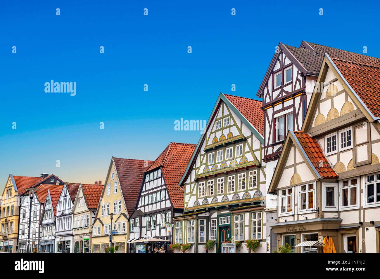 Malerische alte Fachwerkhäuser in der Stadt Detmold in der Region Lippe in Deutschland Stockfoto