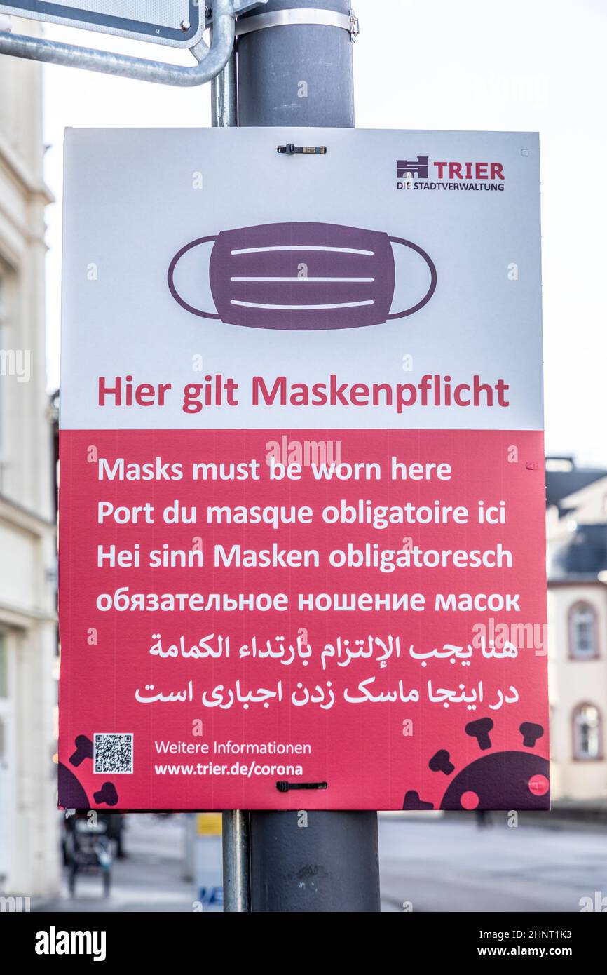 Signatarmasken müssen hier als strenges Gesetz zum Schutz der Menschen in der Trierer Innenstadt getragen werden Stockfoto