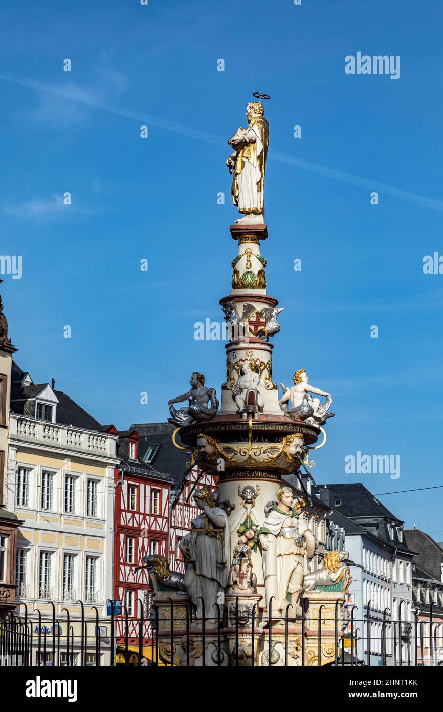 Mittelalterlicher Marktplatz in Trier mit Petersbrunnen im Barockstil Stockfoto
