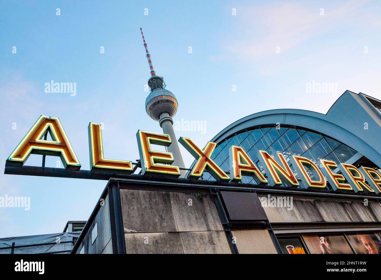 Blick vom Alexanderplatz auf den Fernsehturm in Berlin Stockfoto