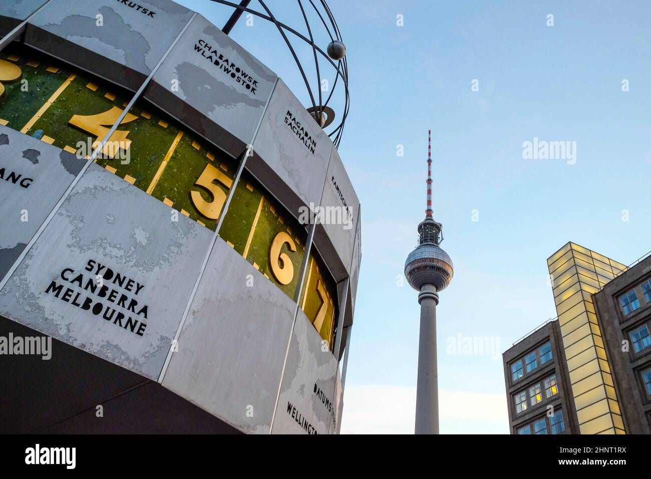 Blick vom Alexanderplatz auf den Fernsehturm in Berlin Stockfoto