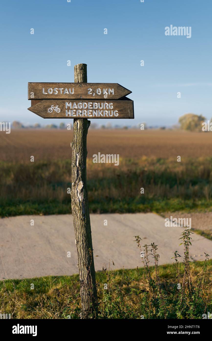 Wegweiser auf dem beliebten Elbradweg zwischen der Stadt Magdeburg und dem Dorf Lostau in Deutschland Stockfoto