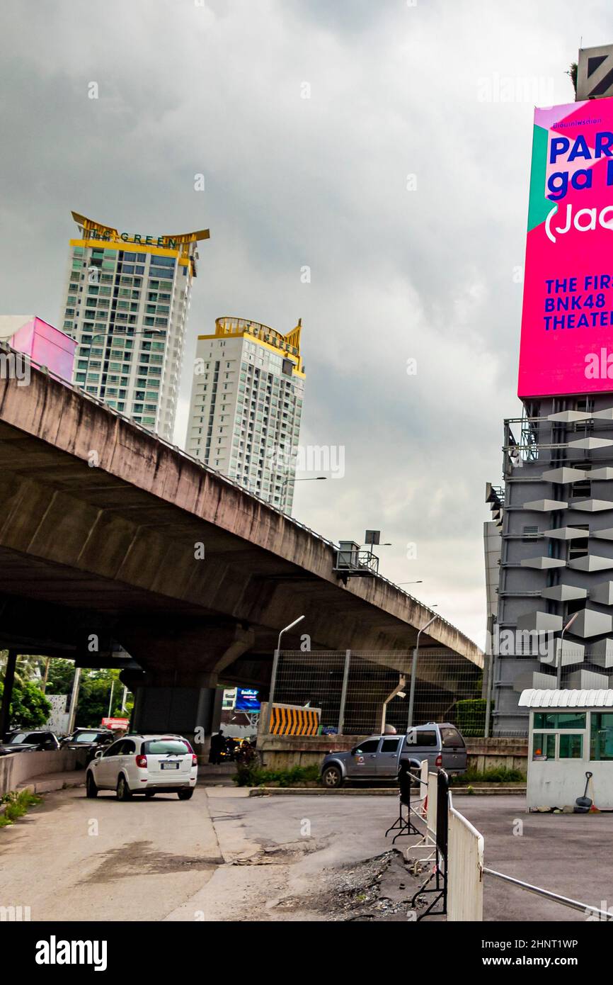 Riesige bunte Bildschirme im Einkaufszentrum Bangkok Thailand. Stockfoto